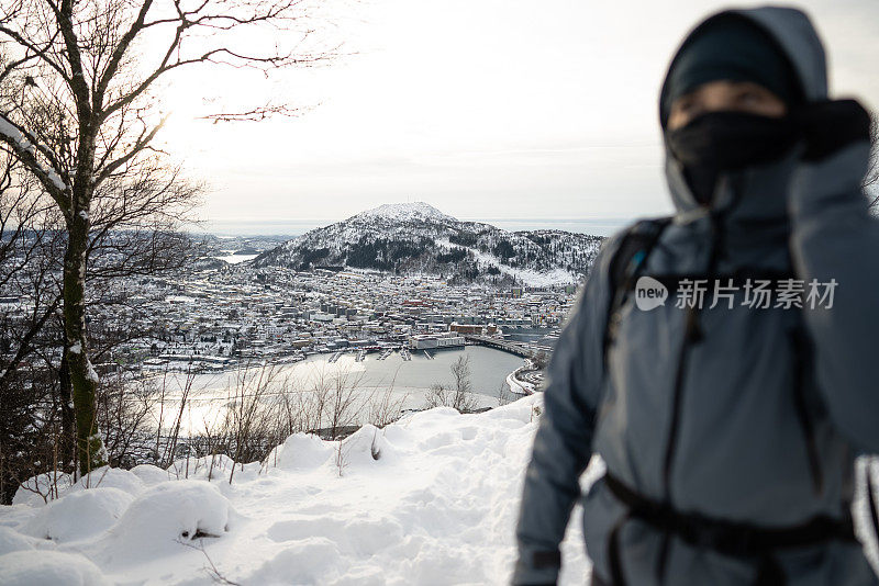 冬天在户外的人们:卑尔根(Bergen)的弗洛因山(Floyen hill)的人们